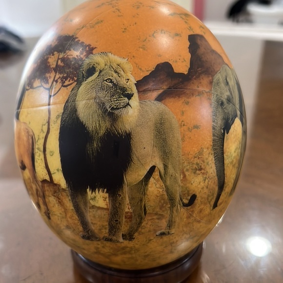 Ostrich egg hand painted in South Africa with display stand - Picture 4 of 7